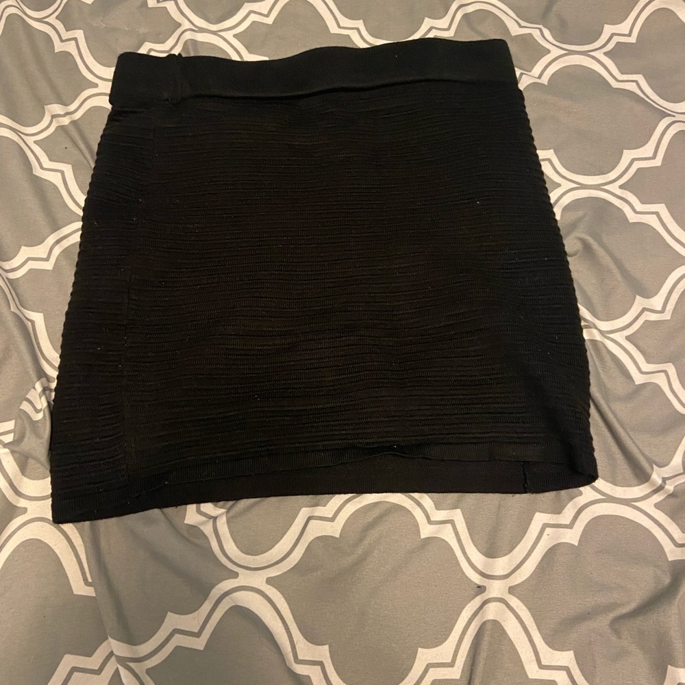 Black ribbed Suzy shier mini skirt. Size large. Elastic waist.